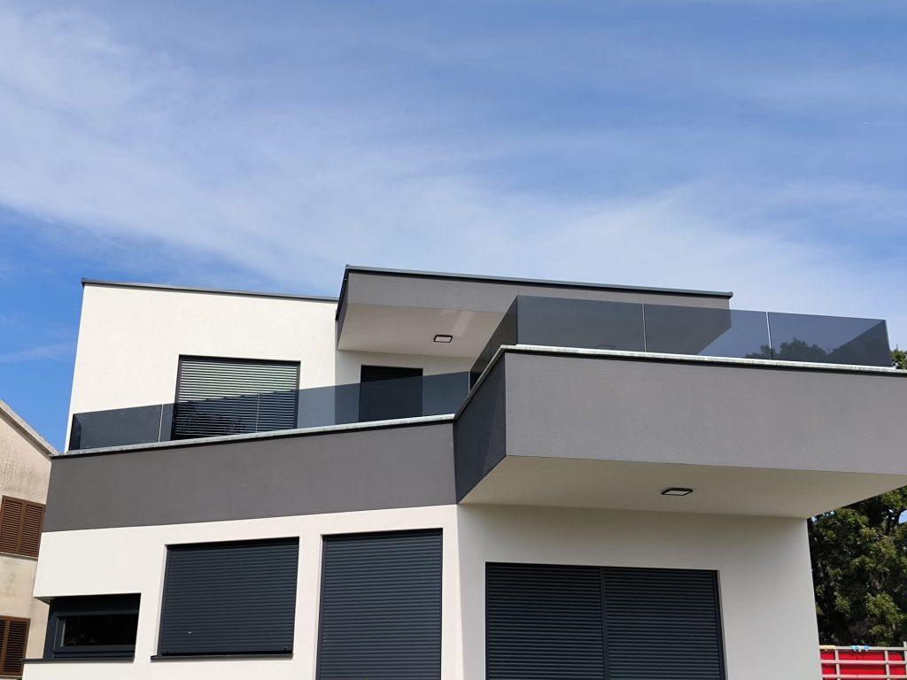 staklena ograda od tamnog stakla