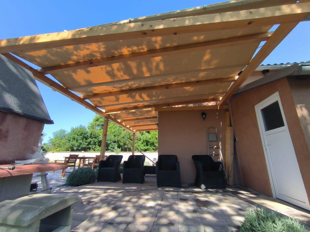 nadstrešnica drvenom konstrukcijom